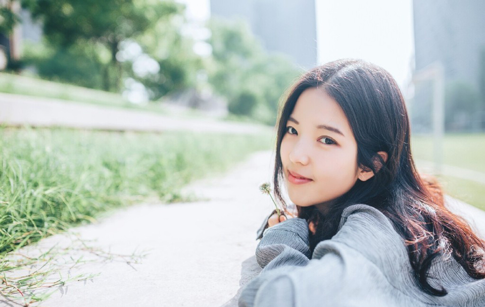 “幼常，蜀中对主公来说，太重要了，一旦输了蜀中，这天下……呵呵……”说到最后，诸葛亮悠悠的叹了口气，这种话，也只能跟马谡说说，其他人，诸葛亮不敢说，也不能说，太打击士气了。